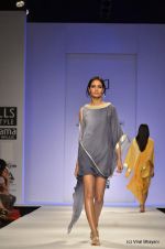 Model walk the ramp for Jenjum Gadi Show at Wills Lifestyle India Fashion Week 2012 day 5 on 10th Oct 2012 (63).JPG